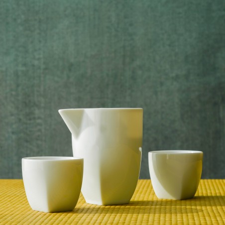 Shiro Guinomi Japanese sake bowl in white porcelain (sake cup)