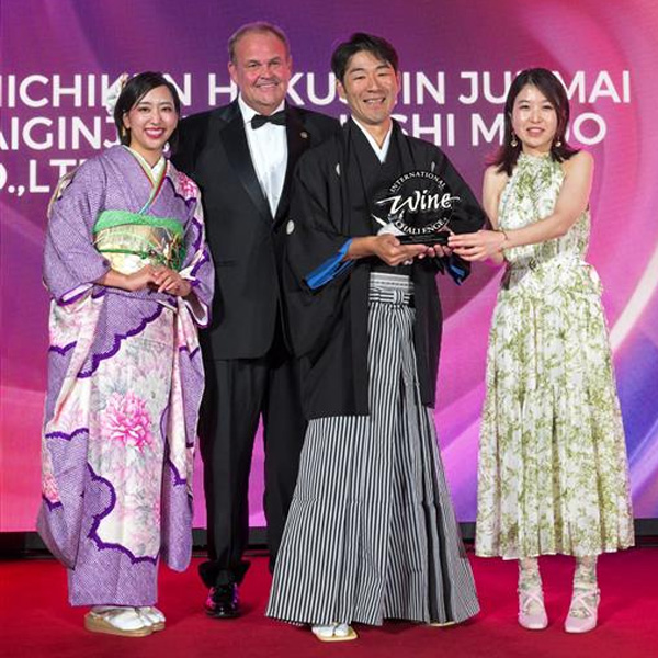 Kitahara Tsushima reçoit le prix de meilleur saké. "Champion saké"