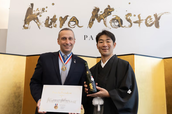 Tsushima Kitahara (Shichiken) et Xavier Thuizat (Kura Master) lors de la remise du prix du président 2026